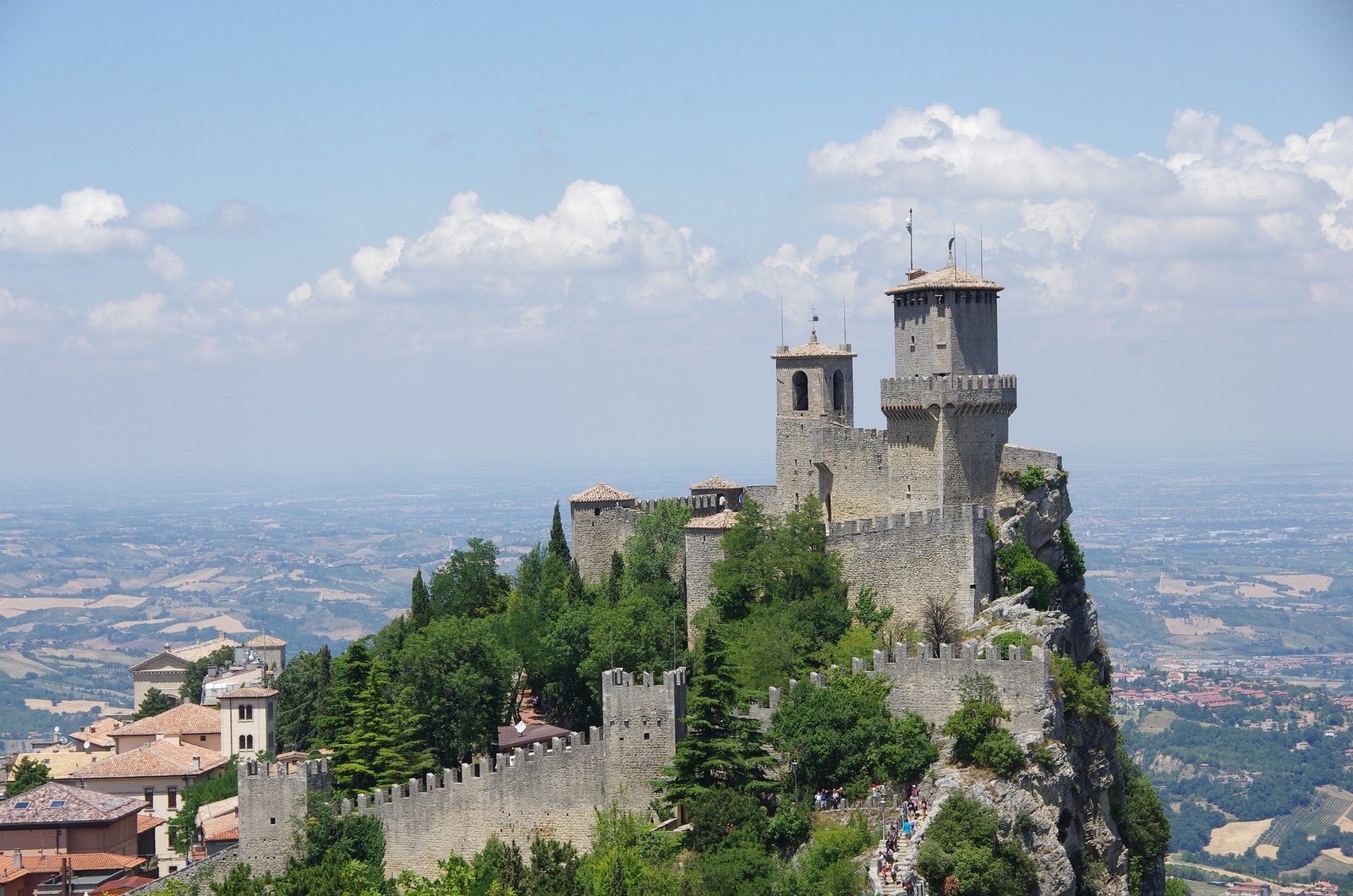 Les Plus Petits Pays du Monde et Leurs Destinations Incontournables
