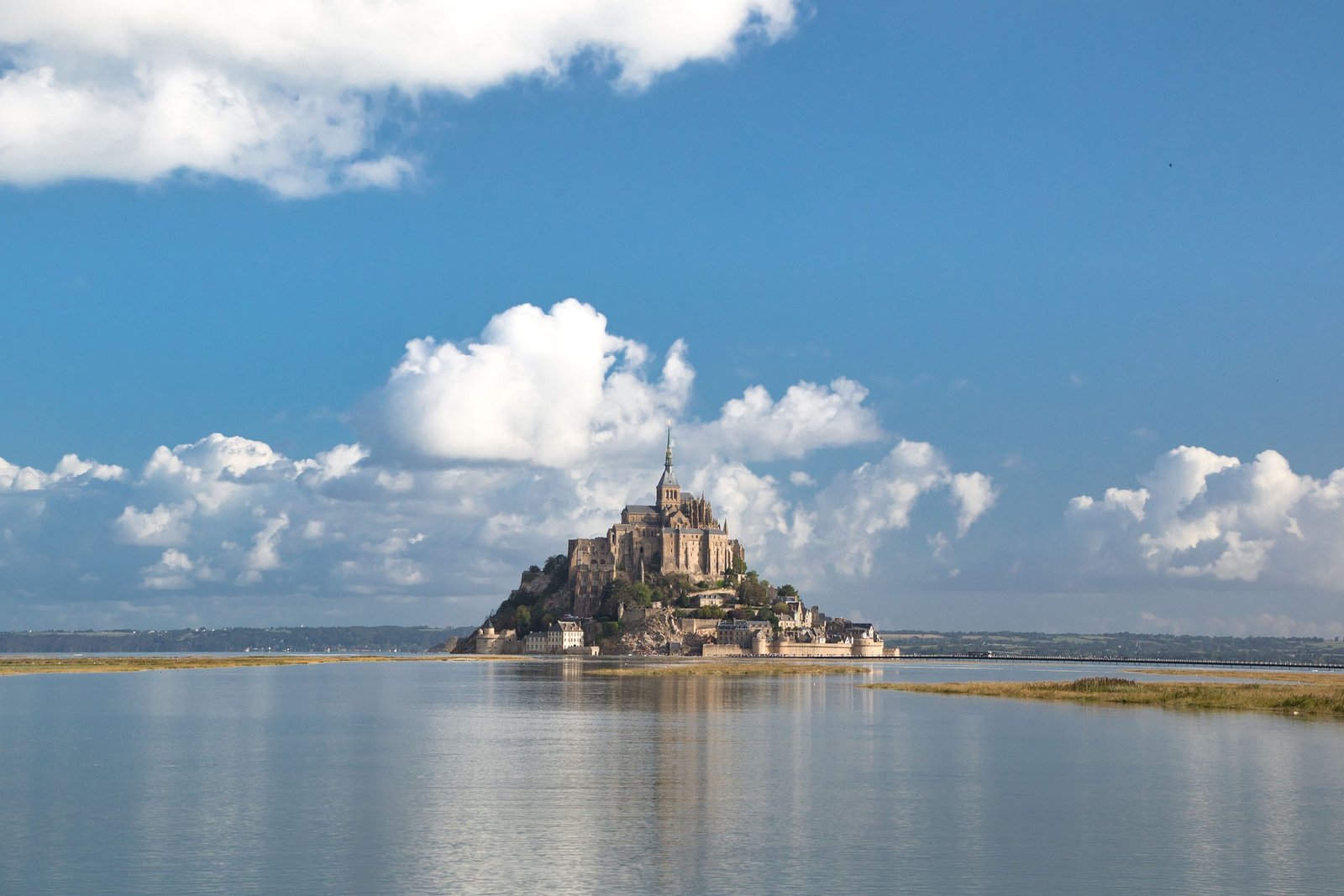 Découvrir le Mont Saint-Michel et ses Boutiques Incontournables